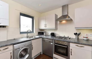 Photo 2 - Bright 2 Bedroom Flat in Lambeth With Balcony