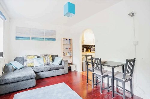 Photo 14 - Modern and Homely 2 Bedroom by Canary Wharf