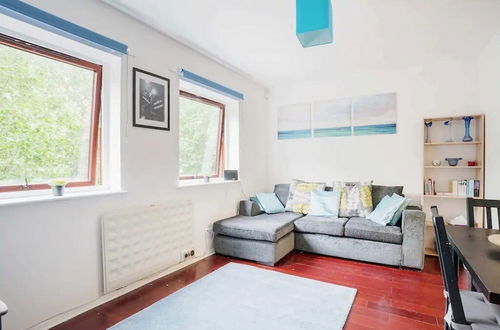 Photo 13 - Modern and Homely 2 Bedroom by Canary Wharf