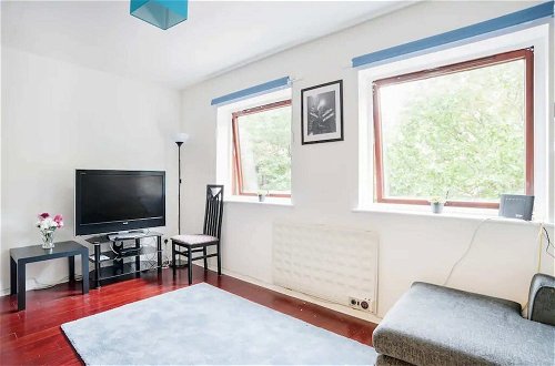 Foto 8 - Modern and Homely 2 Bedroom by Canary Wharf