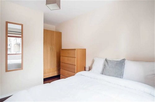 Photo 5 - Modern and Homely 2 Bedroom by Canary Wharf