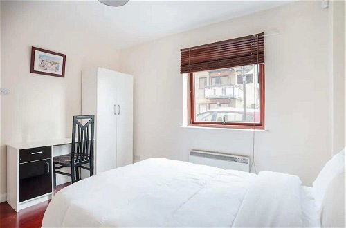 Foto 7 - Modern and Homely 2 Bedroom by Canary Wharf