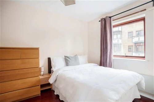 Foto 4 - Modern and Homely 2 Bedroom by Canary Wharf