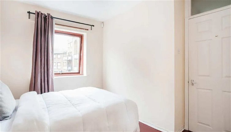 Photo 1 - Modern and Homely 2 Bedroom by Canary Wharf