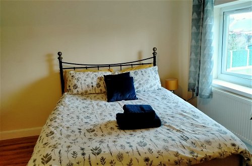 Photo 4 - Spacious 3bed House in Walsall With Parking Onsite