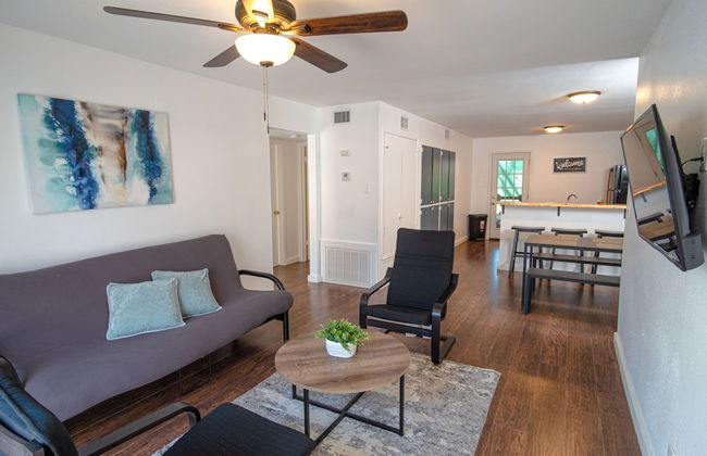 Lovely 2br/2ba Home Near Riverwalk - Photo 1