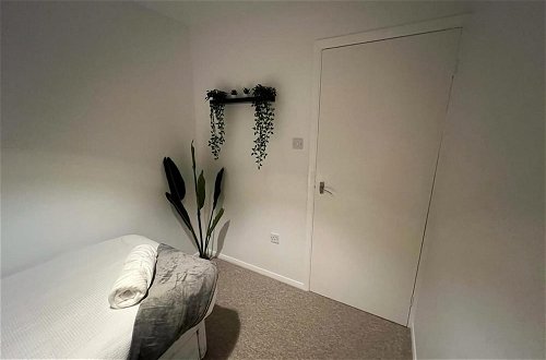 Photo 5 - Impeccable 2-bed Apartment in Grays, London