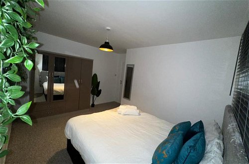 Photo 2 - Impeccable 2-bed Apartment in Grays, London