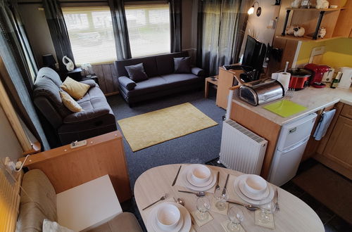 Photo 12 - 2-bed Caravan at Billing Aquadrome Northampton