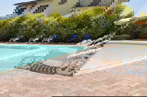 Photo 18 - Spacious Apartment With Garden