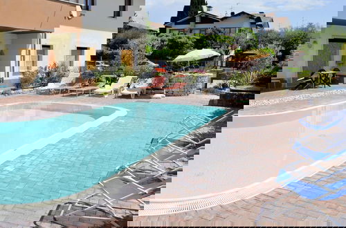 Photo 17 - Spacious Apartment With Garden