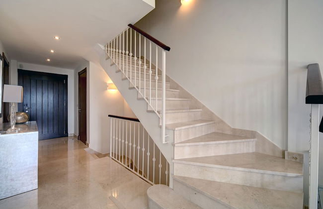 A Beautiful Modern Two Bedroom Villa - Photo 30