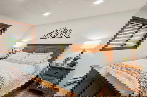 Foto 20 - The Bear's Den by Avantstay Prime Location, Renovated w/ Movie & Game Room