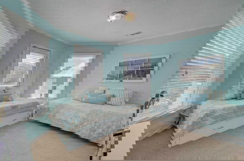 Photo 13 - 54 Pelican Bay by Avantstay Steps From Beach + Community Pool