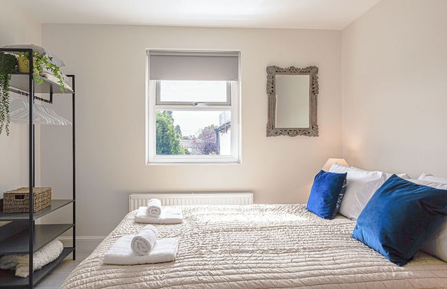 Stunning Townhouse with Large Garden - Foto 17
