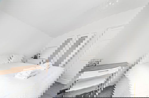 Photo 18 - Spacious & Chic 3bed House in London