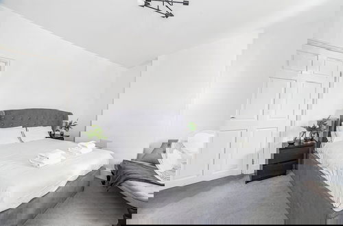 Photo 4 - Spacious & Chic 3bed House in London