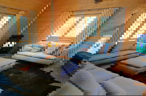 Foto 12 - Spacious Chalet Located at Bomal with Hot Tub & Garden Parlour