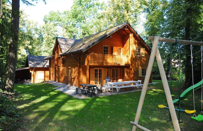 Spacious Chalet Located at Bomal with Hot Tub & Garden Parlour - Photo 1
