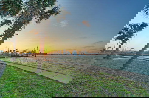 Foto 9 - Boardwalk to the Beach, Water Canal View, Priv Pool Island Girl by Avantstay