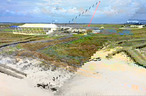 Foto 14 - Boardwalk to the Beach, Water Canal View, Priv Pool Island Girl by Avantstay
