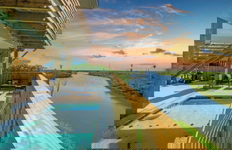 Foto 1 - Boardwalk to the Beach, Water Canal View, Priv Pool Island Girl by Avantstay