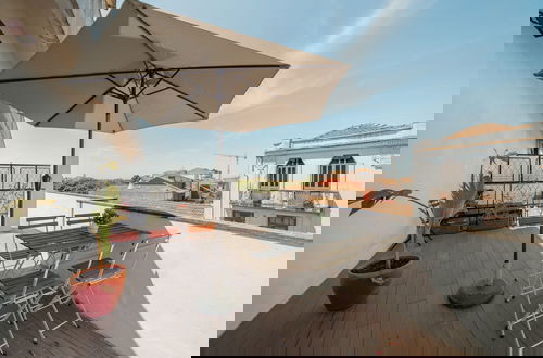 Foto 1 - Downtown Classic With Terrace by Vacationy