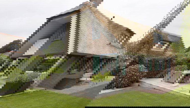 Photo 1 - Stylish Thatched Villa with 2 Bathrooms near Giethoorn