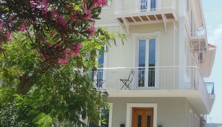 Photo 1 - VERANI SUITES