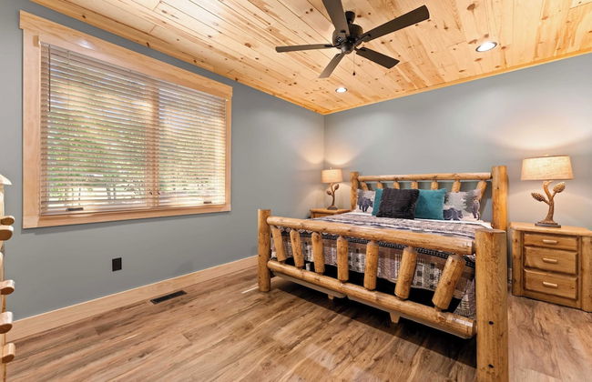 Black Bear Lodge by Avantstay Lakefront, Dock, Pool, Theater Sleeps 20+ - Photo 41