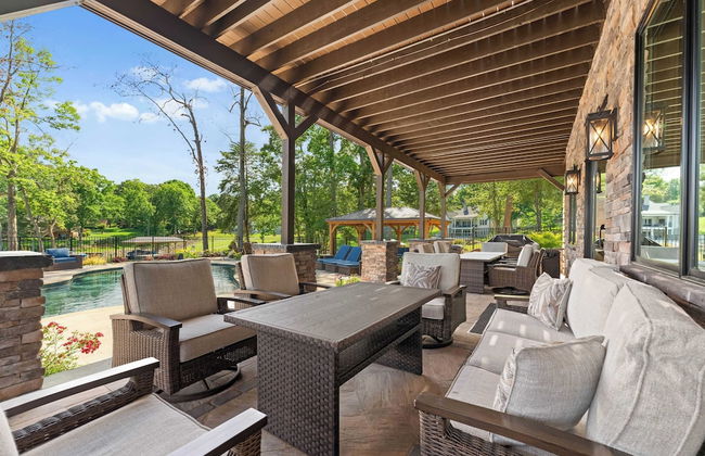 Black Bear Lodge by Avantstay Lakefront, Dock, Pool, Theater Sleeps 20+ - Photo 11