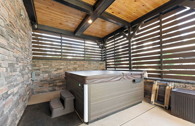 Black Bear Lodge by Avantstay Lakefront, Dock, Pool, Theater Sleeps 20+ - Photo 5