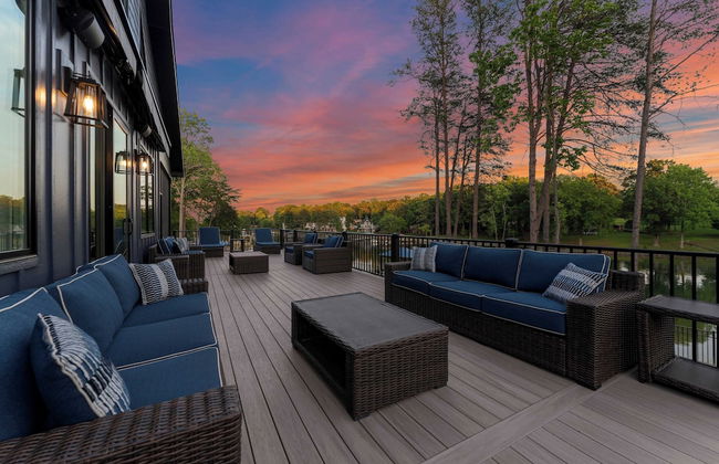 Black Bear Lodge by Avantstay Lakefront, Dock, Pool, Theater Sleeps 20+ - Photo 13