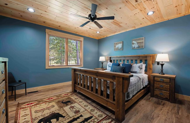 Black Bear Lodge by Avantstay Lakefront, Dock, Pool, Theater Sleeps 20+ - Photo 45
