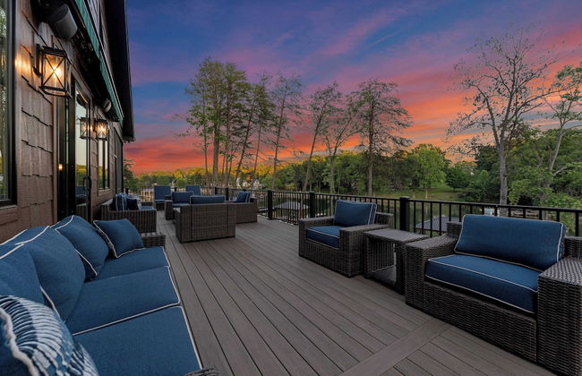 Black Bear Lodge by Avantstay Lakefront, Dock, Pool, Theater Sleeps 20+ - Photo 78
