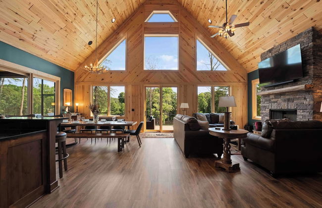 Black Bear Lodge by Avantstay Lakefront, Dock, Pool, Theater Sleeps 20+ - Photo 20