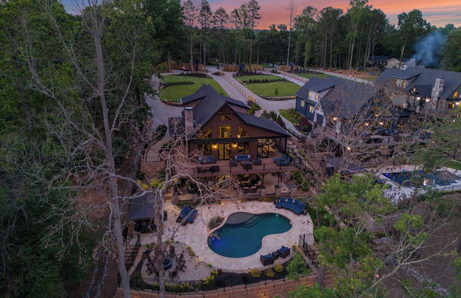Black Bear Lodge by Avantstay Lakefront, Dock, Pool, Theater Sleeps 20+ - Photo 74