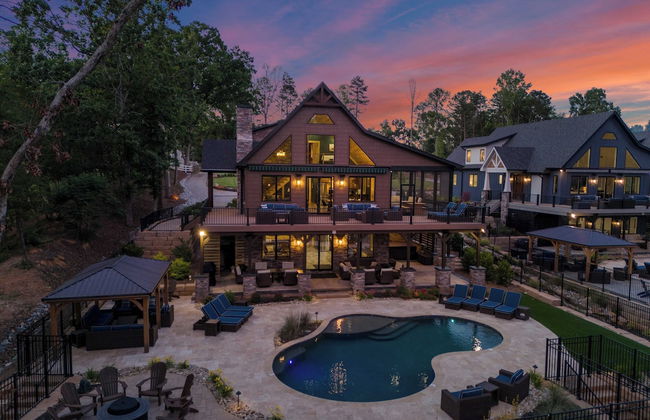 Black Bear Lodge by Avantstay Lakefront, Dock, Pool, Theater Sleeps 20+ - Photo 75