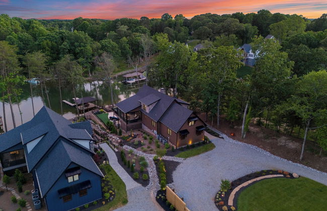 Black Bear Lodge by Avantstay Lakefront, Dock, Pool, Theater Sleeps 20+ - Photo 72