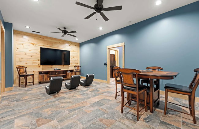 Black Bear Lodge by Avantstay Lakefront, Dock, Pool, Theater Sleeps 20+ - Photo 37