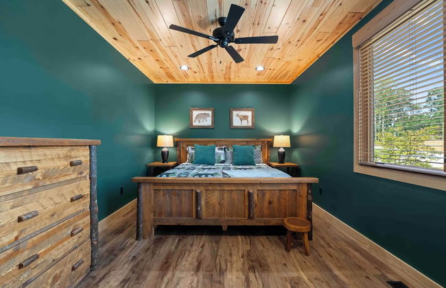 Black Bear Lodge by Avantstay Lakefront, Dock, Pool, Theater Sleeps 20+ - Photo 43