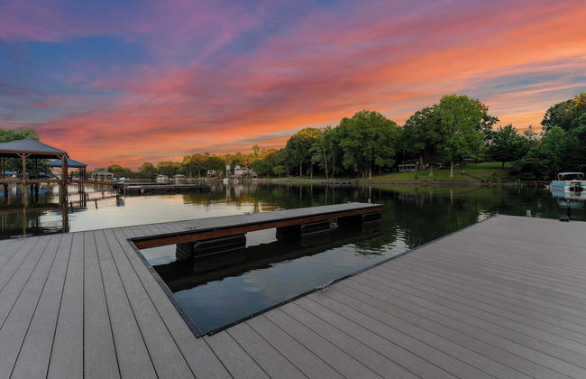 Black Bear Lodge by Avantstay Lakefront, Dock, Pool, Theater Sleeps 20+ - Photo 77