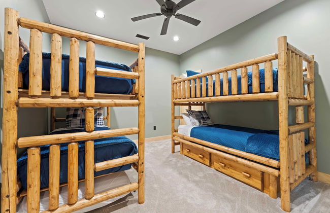 Black Bear Lodge by Avantstay Lakefront, Dock, Pool, Theater Sleeps 20+ - Photo 39