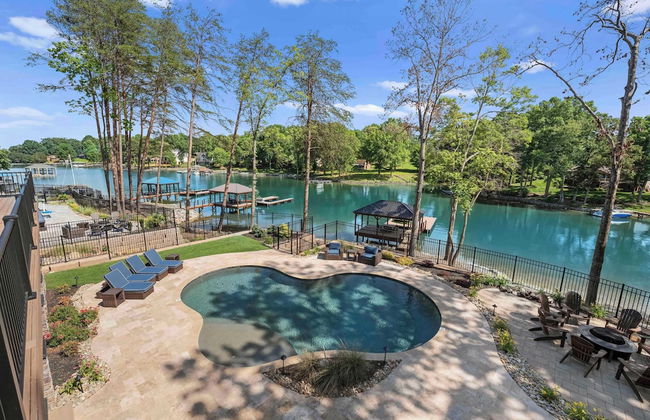 Black Bear Lodge by Avantstay Lakefront, Dock, Pool, Theater Sleeps 20+ - Photo 52