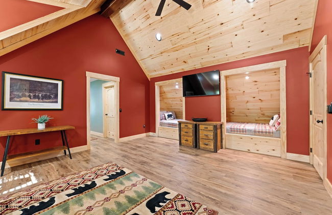 Black Bear Lodge by Avantstay Lakefront, Dock, Pool, Theater Sleeps 20+ - Photo 29