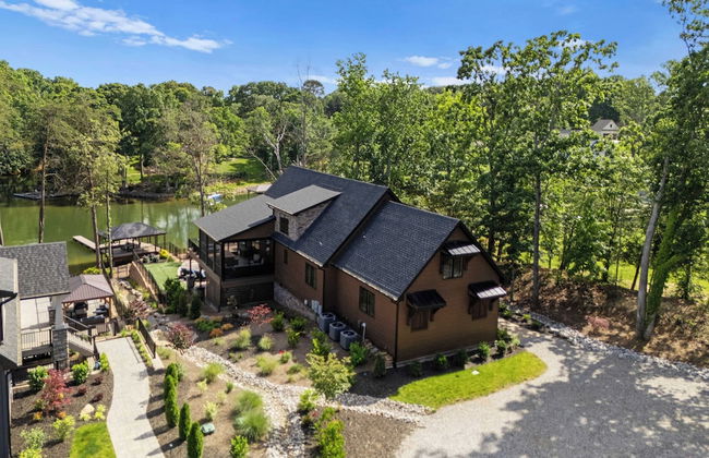 Black Bear Lodge by Avantstay Lakefront, Dock, Pool, Theater Sleeps 20+ - Photo 68