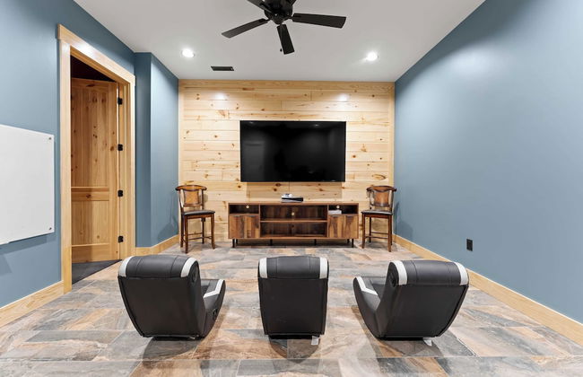Black Bear Lodge by Avantstay Lakefront, Dock, Pool, Theater Sleeps 20+ - Photo 36