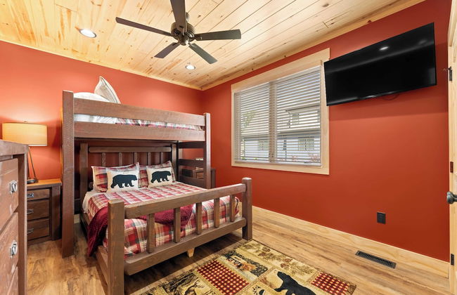 Black Bear Lodge by Avantstay Lakefront, Dock, Pool, Theater Sleeps 20+ - Photo 48