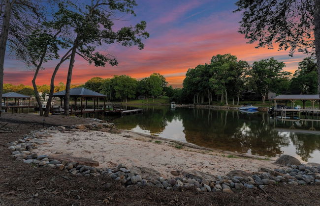 Black Bear Lodge by Avantstay Lakefront, Dock, Pool, Theater Sleeps 20+ - Photo 76