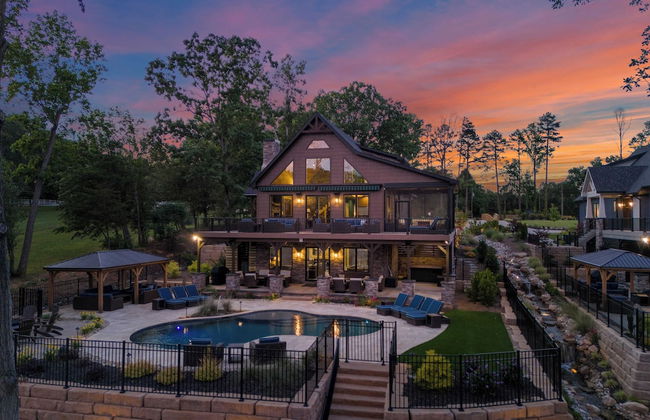 Black Bear Lodge by Avantstay Lakefront, Dock, Pool, Theater Sleeps 20+ - Photo 8